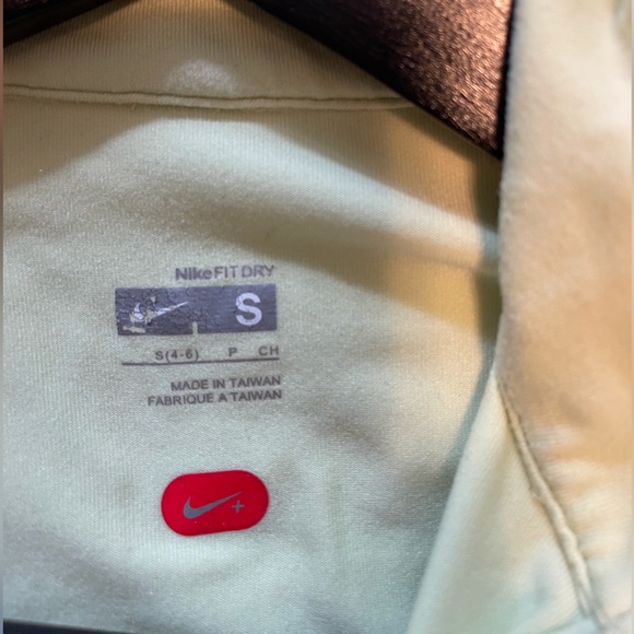 Nike Women’s half zip long sleeve top. Size small - Picture 4 of 4